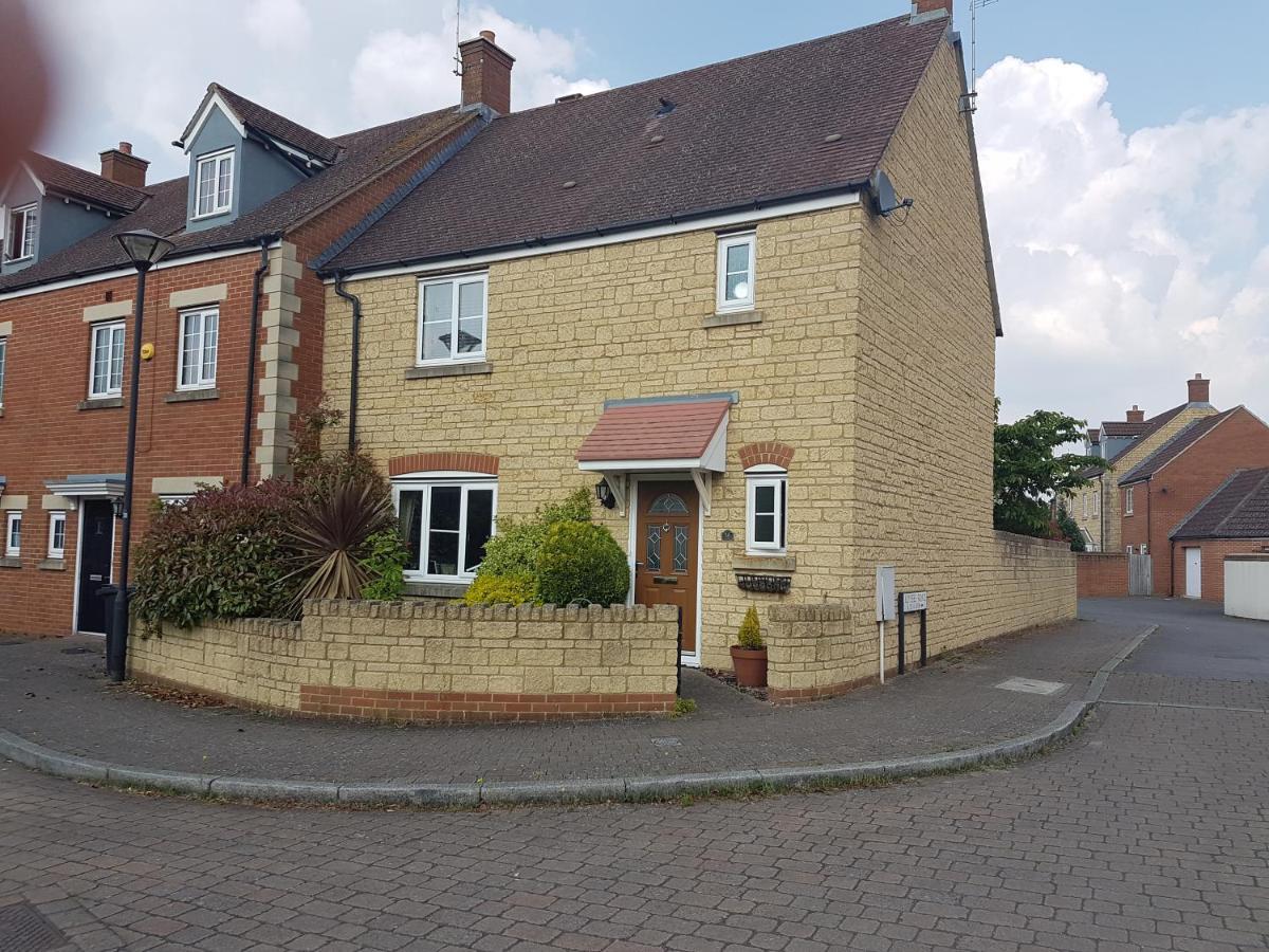 Siobhan'S Abode 2 Deluxe Doubles N Large Single No Pets Swindon Exterior photo