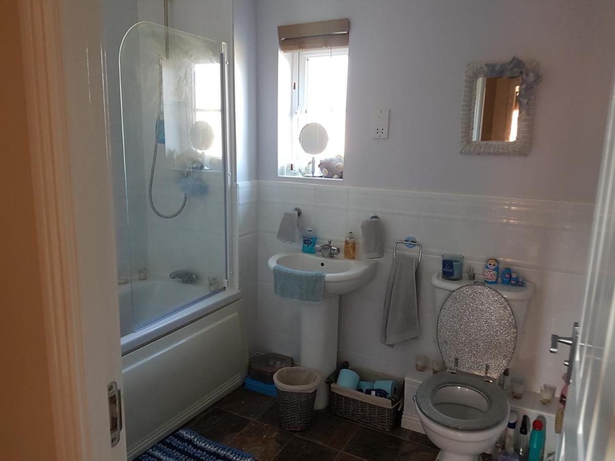 Siobhan'S Abode 2 Deluxe Doubles N Large Single No Pets Swindon Exterior photo