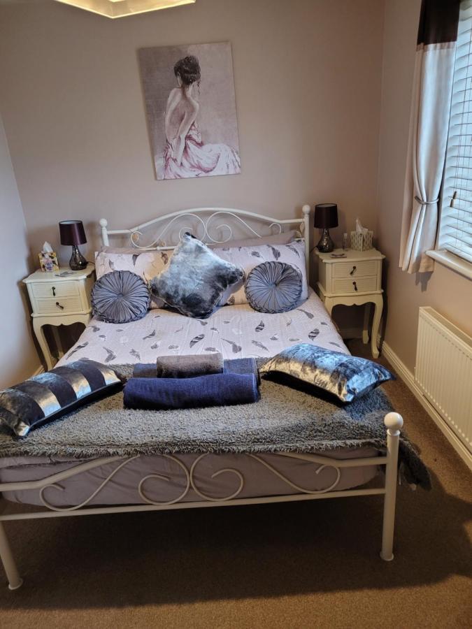Siobhan'S Abode 2 Deluxe Doubles N Large Single No Pets Swindon Exterior photo