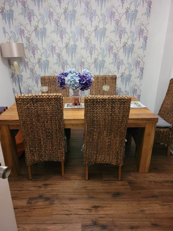 Siobhan'S Abode 2 Deluxe Doubles N Large Single No Pets Swindon Exterior photo